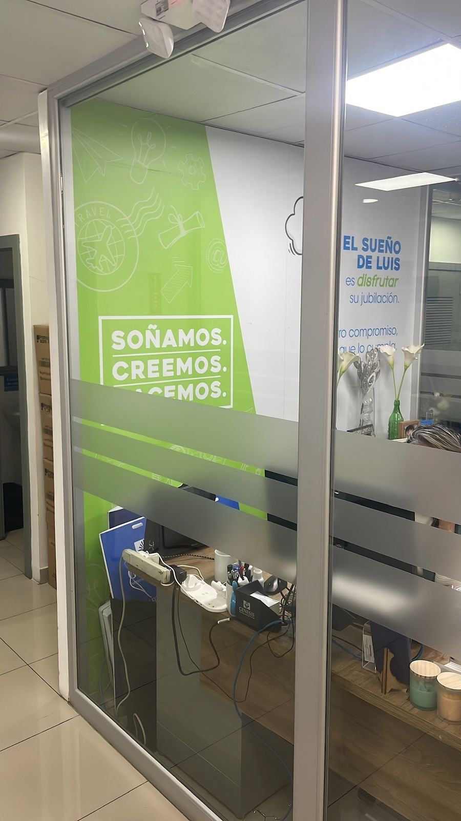Mampara corrediza de baño en vidrio templado - Aluvitralis Guayaquil