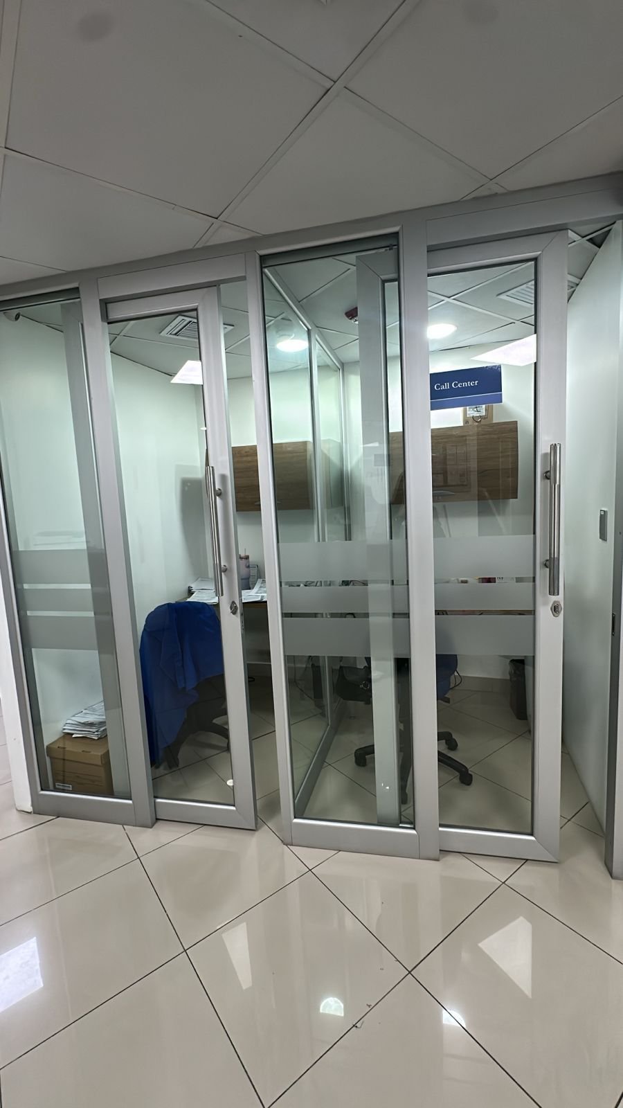 Mampara corrediza de vidrio templado en Guayaquil - Aluvitralis
